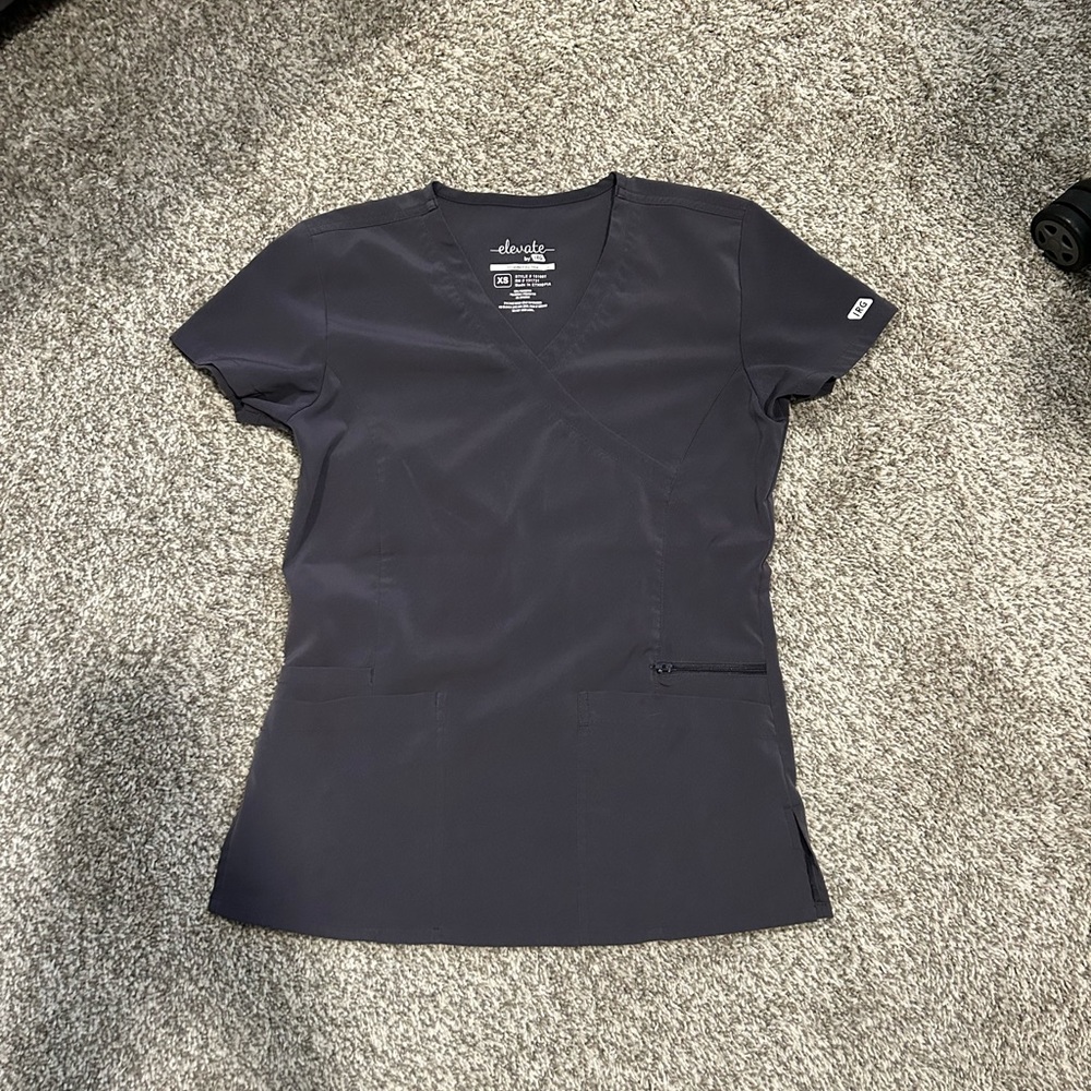 Elevate by IRG women’s scrub top size XS